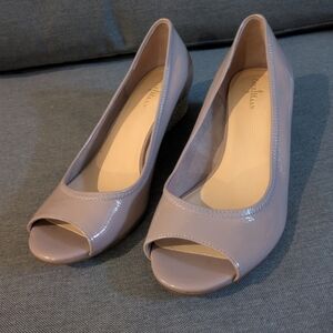 Cole Haan Tan Patent Leather Peep Toe Classic Pump Comfortable BNWOT Size 8.5